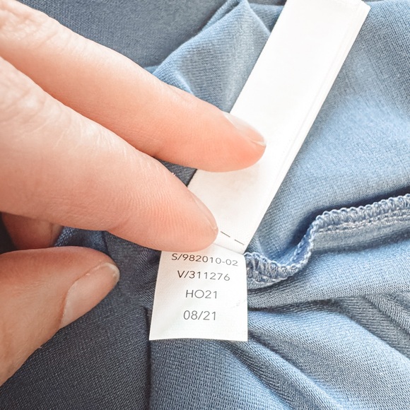 NWT Athleta Essential V Neck Tee‎ Blue Small - Picture 11 of 11